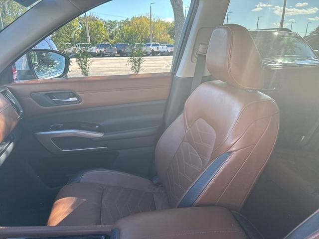 Photo of 2022 Brilliant Silver Metallic Nissan Pathfinder