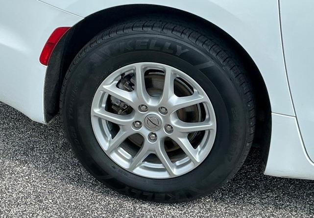 Photo of 2023 Bright White Clearcoat Chrysler Pacifica
