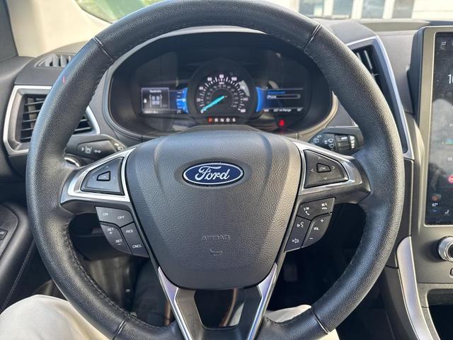 Photo of 2024 Silver Metallic Ford Edge