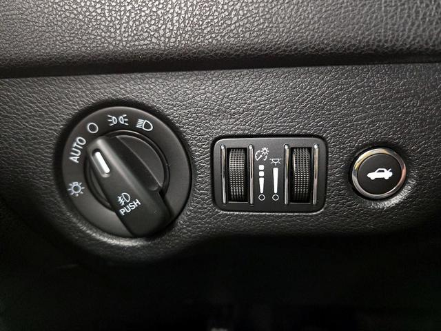 Photo of 2014 Pearl Chrysler 300