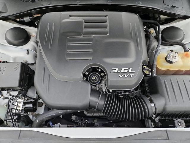 Photo of 2014 Pearl Chrysler 300