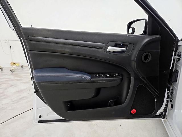Photo of 2014 Pearl Chrysler 300