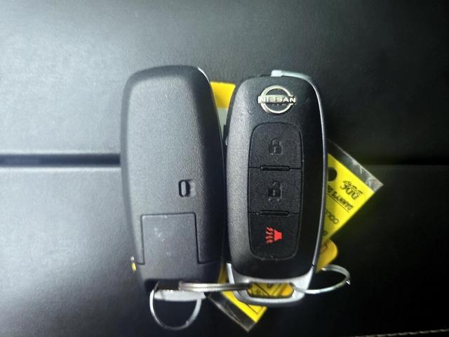 Photo of 2023 White Nissan Rogue