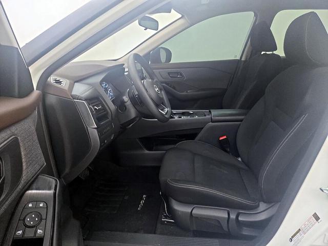 Photo of 2023 White Nissan Rogue