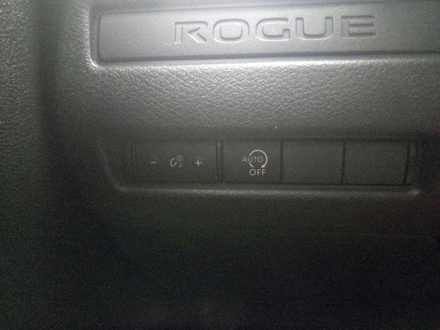 Photo of 2023 White Nissan Rogue