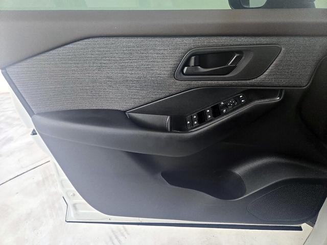 Photo of 2023 White Nissan Rogue