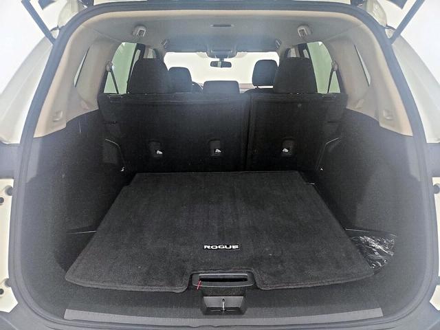 Photo of 2023 White Nissan Rogue