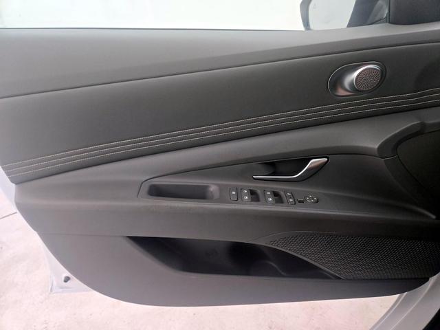Photo of 2022 White Hyundai ELANTRA