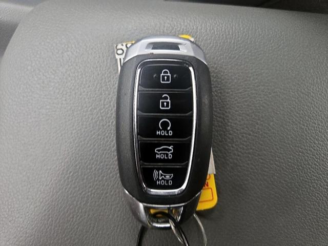 Photo of 2022 White Hyundai ELANTRA
