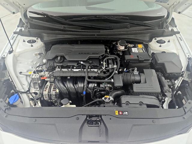 Photo of 2022 White Hyundai ELANTRA