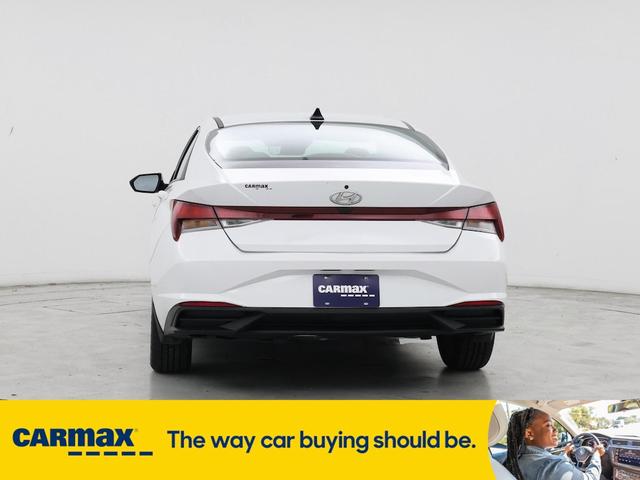 Photo of 2022 White Hyundai ELANTRA