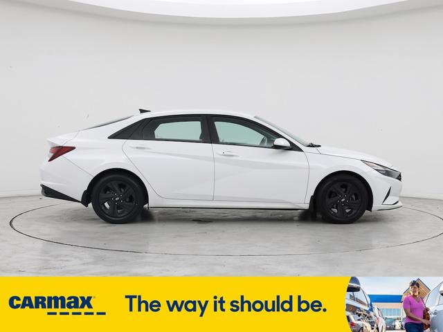 Photo of 2022 White Hyundai ELANTRA