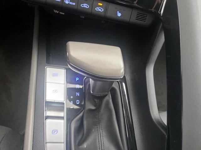 Photo of 2022 White Hyundai ELANTRA