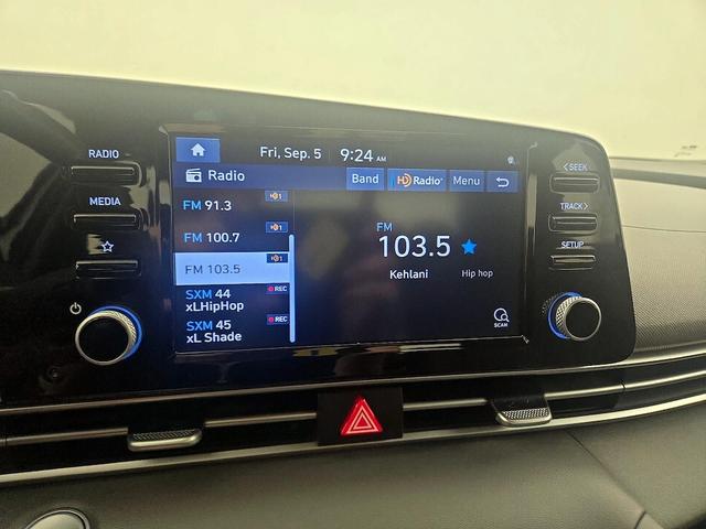 Photo of 2022 White Hyundai ELANTRA