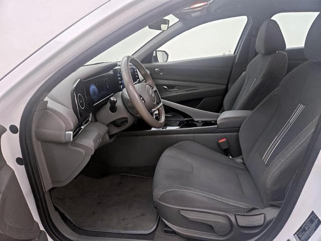 Photo of 2022 White Hyundai ELANTRA
