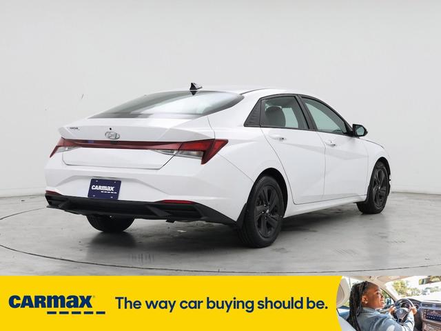 Photo of 2022 White Hyundai ELANTRA