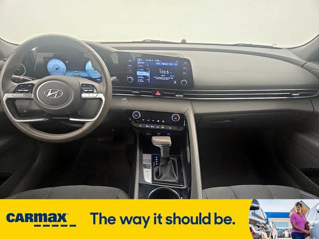 Photo of 2022 White Hyundai ELANTRA
