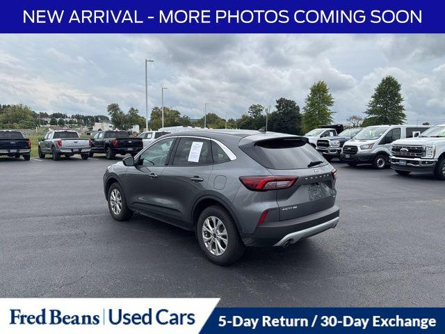 Photo of 2024 CARBONIZED GRAY METALLIC Ford Escape