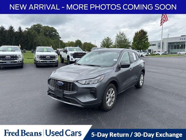 Photo of 2024 CARBONIZED GRAY METALLIC Ford Escape