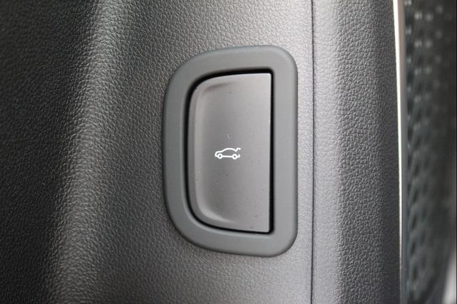 Photo of 2026 iridescent white tricoat Buick Enclave