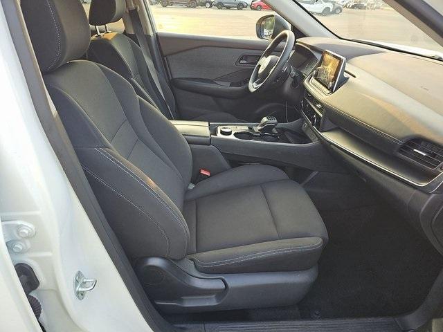 Photo of 2023 Glacier White Nissan Rogue