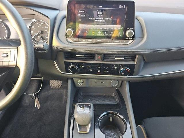 Photo of 2023 Glacier White Nissan Rogue