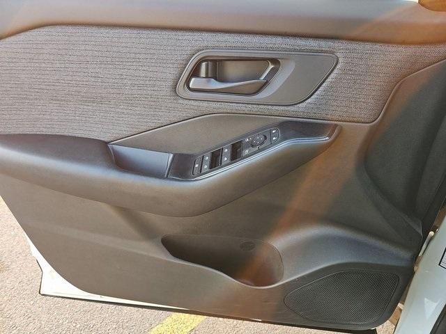 Photo of 2023 Glacier White Nissan Rogue