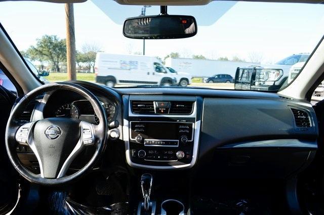 Photo of 2016 Black Nissan Altima