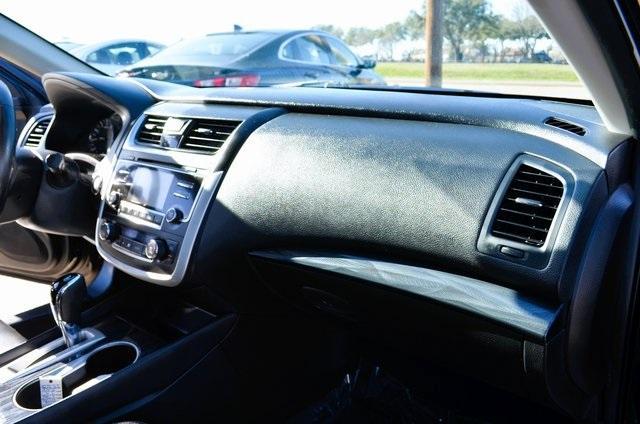 Photo of 2016 Black Nissan Altima