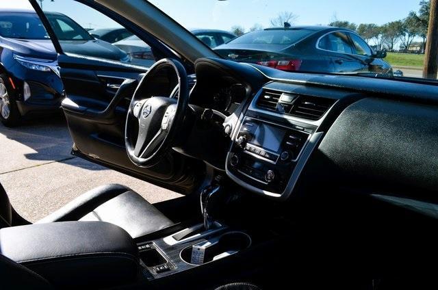 Photo of 2016 Black Nissan Altima