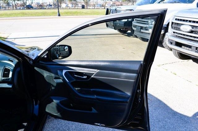 Photo of 2016 Black Nissan Altima