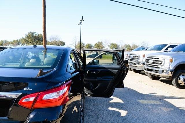 Photo of 2016 Black Nissan Altima