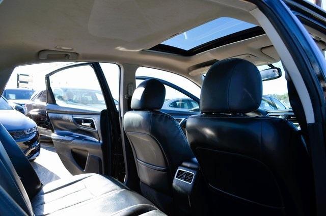 Photo of 2016 Black Nissan Altima