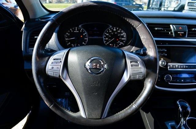 Photo of 2016 Black Nissan Altima