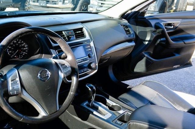 Photo of 2016 Black Nissan Altima