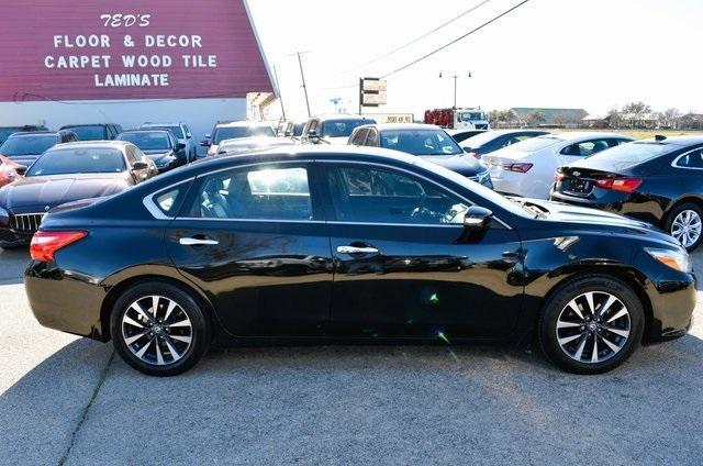 Photo of 2016 Black Nissan Altima