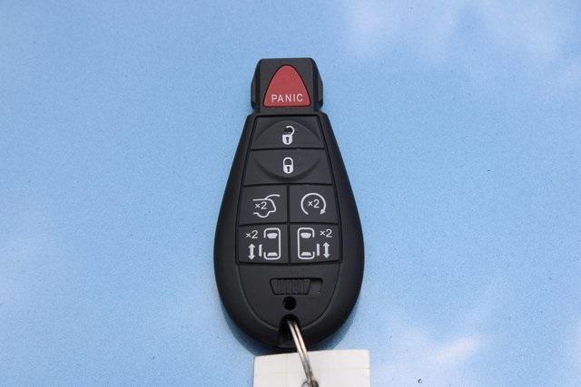 Photo of 2012 Sapphire Crystal Clearcoat Metallic Chrysler Town & Country
