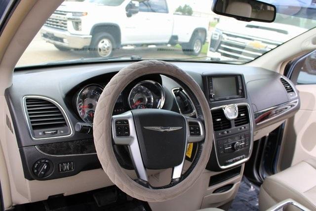 Photo of 2012 Sapphire Crystal Clearcoat Metallic Chrysler Town & Country