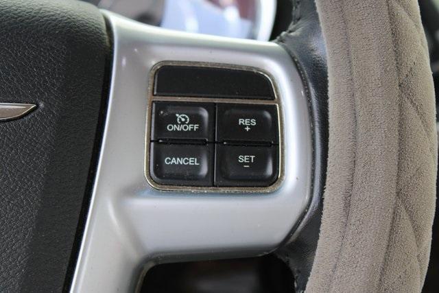 Photo of 2012 Sapphire Crystal Clearcoat Metallic Chrysler Town & Country