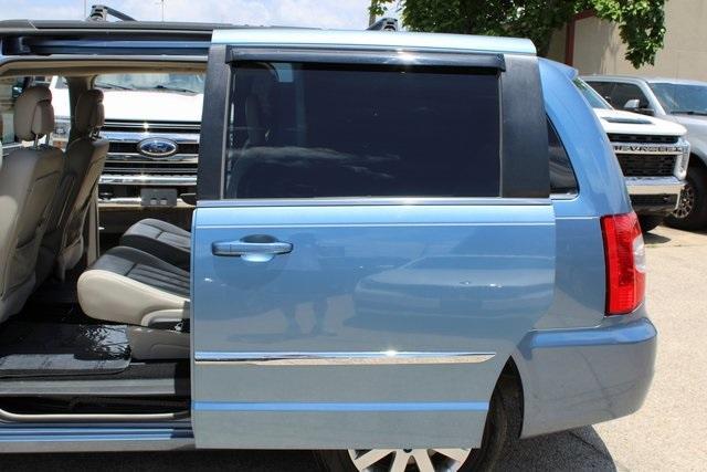 Photo of 2012 Sapphire Crystal Clearcoat Metallic Chrysler Town & Country