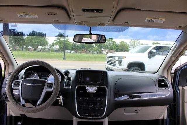 Photo of 2012 Sapphire Crystal Clearcoat Metallic Chrysler Town & Country