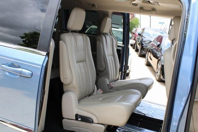 Photo of 2012 Sapphire Crystal Clearcoat Metallic Chrysler Town & Country