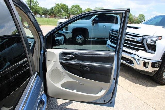 Photo of 2012 Sapphire Crystal Clearcoat Metallic Chrysler Town & Country