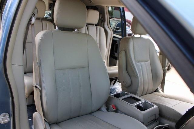 Photo of 2012 Sapphire Crystal Clearcoat Metallic Chrysler Town & Country