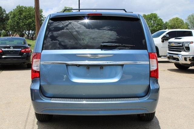 Photo of 2012 Sapphire Crystal Clearcoat Metallic Chrysler Town & Country