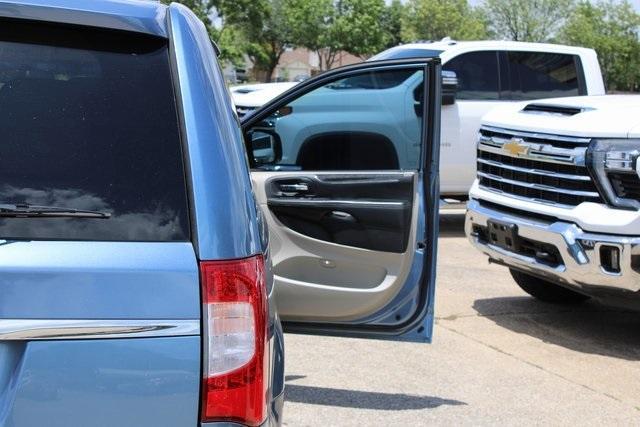 Photo of 2012 Sapphire Crystal Clearcoat Metallic Chrysler Town & Country