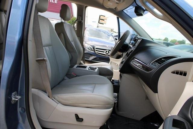 Photo of 2012 Sapphire Crystal Clearcoat Metallic Chrysler Town & Country