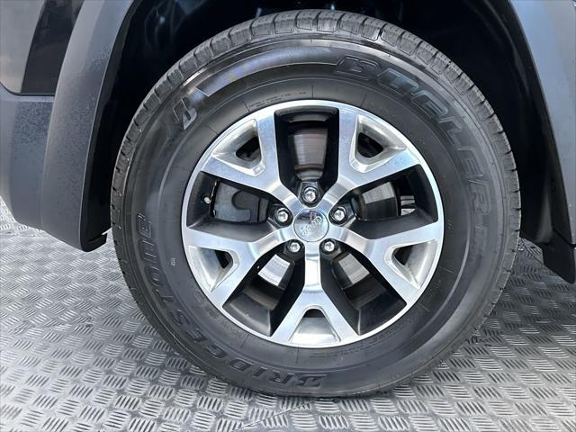 Photo of 2015 Brilliant Black Crystal Pearlcoat Jeep Cherokee