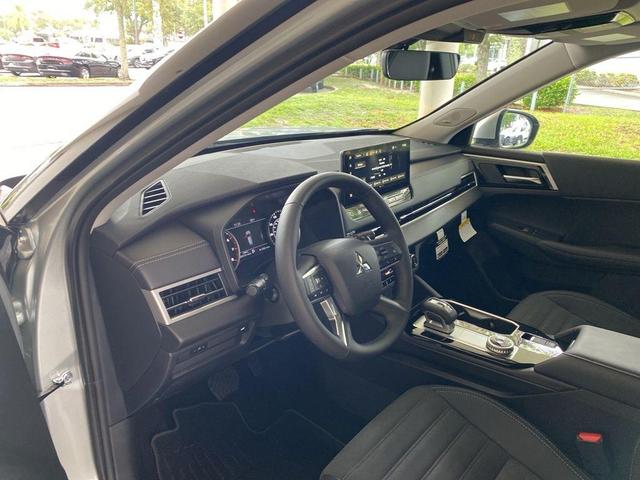 Photo of 2025 Alloy Silver Metallic Mitsubishi Outlander