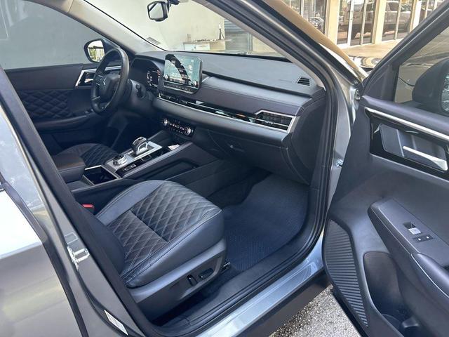 Photo of 2023 Silver Mitsubishi Outlander
